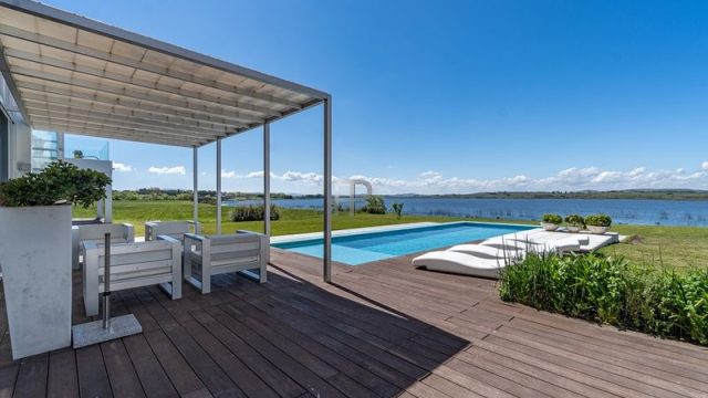 Casa-1941-laguna-de-los-cisnes-simplemente-espectacular-deck-piscina-800.jpg