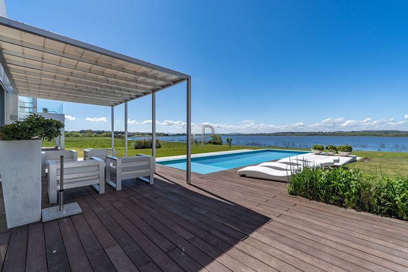 Casa-1941-laguna-de-los-cisnes-simplemente-espectacular-deck-piscina-800.jpg