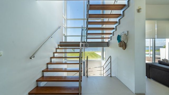 Casa-1941-laguna-de-los-cisnes-simplemente-espectacular-escaleras-flotantes-800.jpg