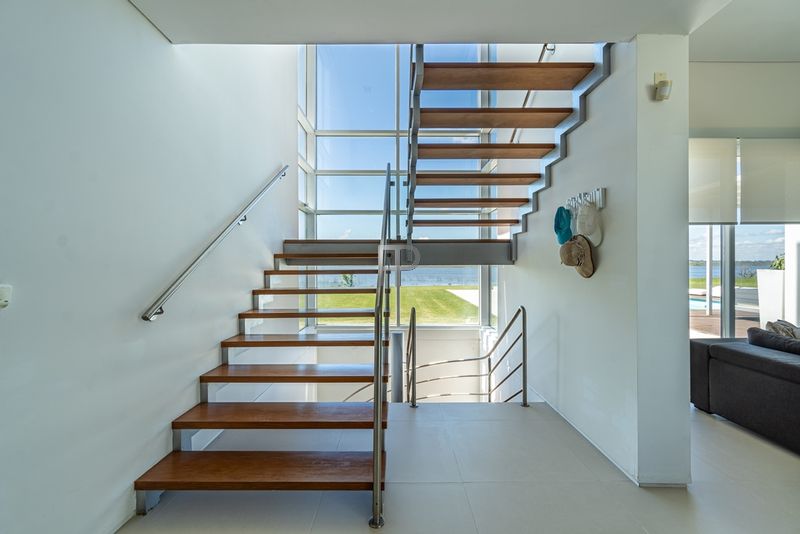 Casa-1941-laguna-de-los-cisnes-simplemente-espectacular-escaleras-flotantes-800.jpg